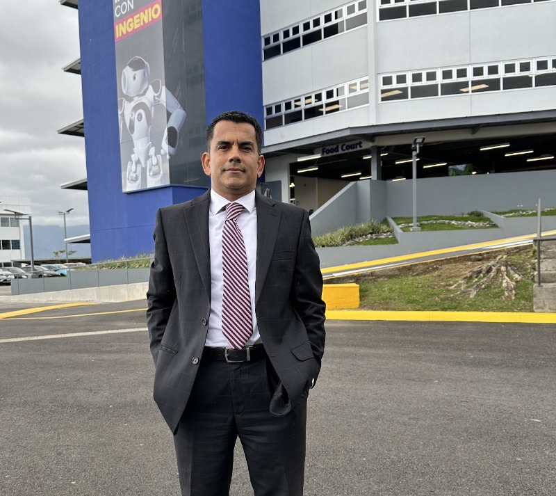 MARCO ALVARADO DECANO DE CIENCIAS SOCIALES